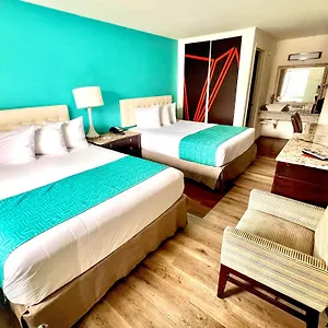 2* Hotel Howard Johnson By Wyndham Downtown